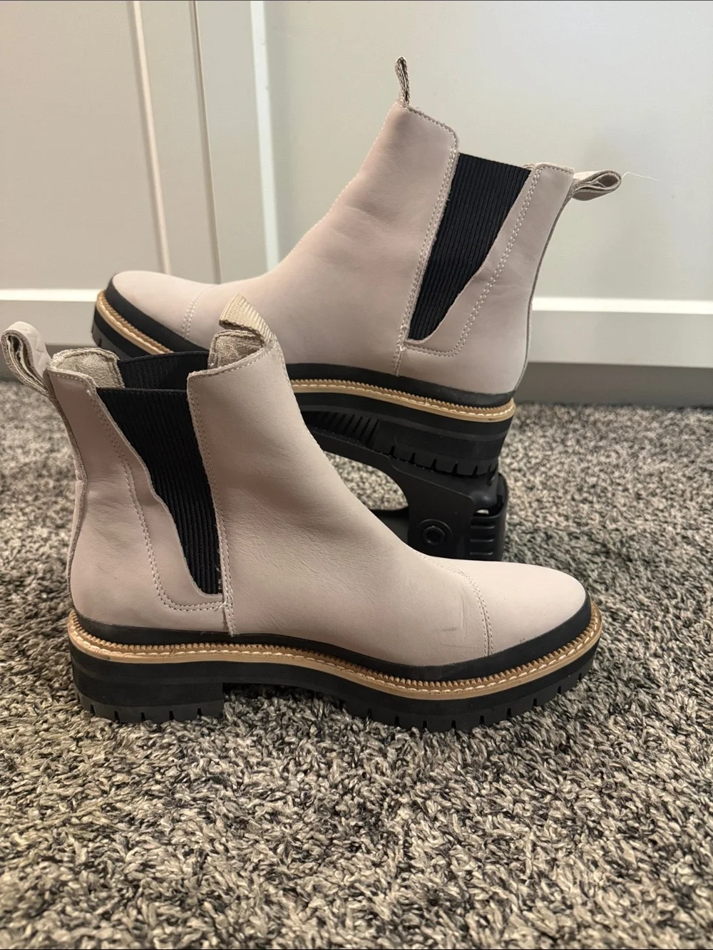 TOMS Women’s White Leather Lug Chelsea Boots Size 8